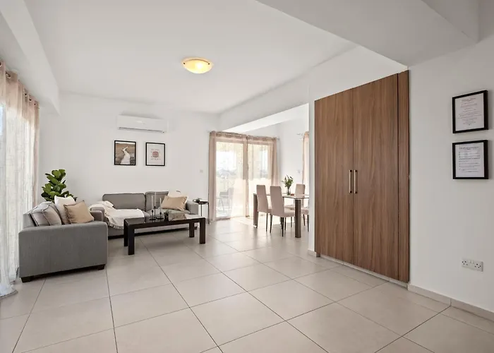 Downtown 2 Bedroom Penthouse ラルナカ